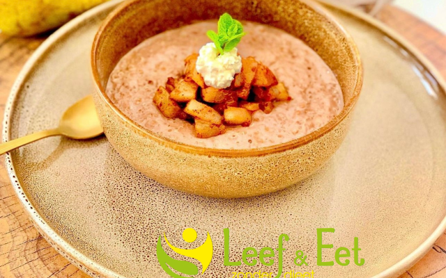 Overnight quinoa cacao pudding met peer en speculaas