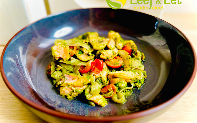 Konjac pasta met spinaziesaus en zalm