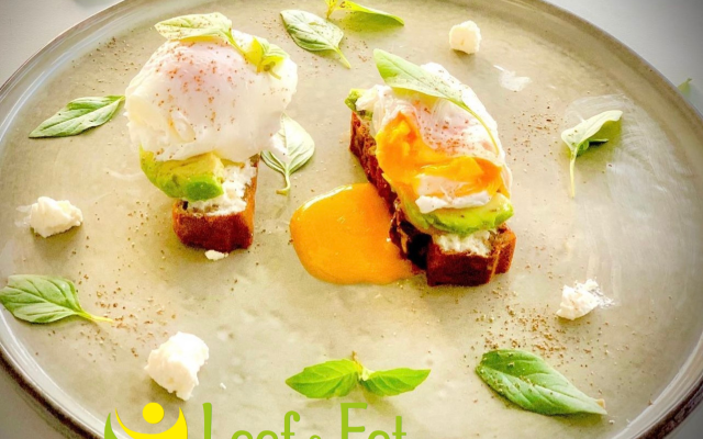 Avocado-ricotta toast met een gepocheerd eitje