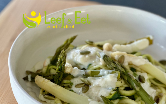 Courgette spaghetti met asperges en geitenkaas