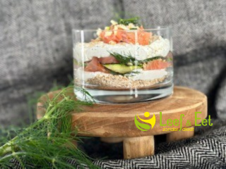 Fris glaasje met gerookte zalm en dille   