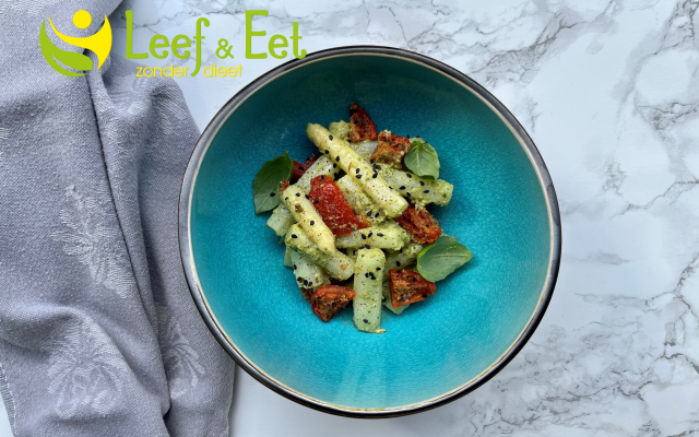 Asperge salade met artisjok en tomaat